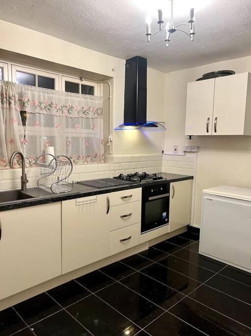 2 Bedroom Flat In Vauxhall, London Bagian luar foto